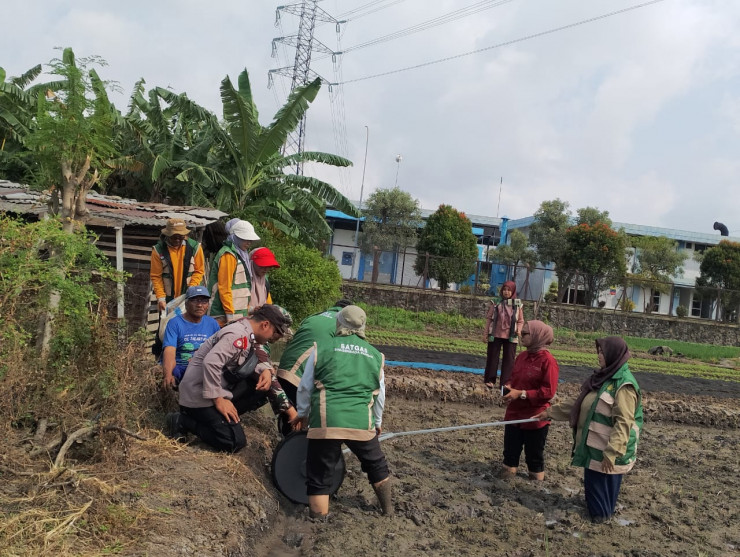 Bhabinkamtibmas Ketegan Kawal Tanam Padi Modern, Dukung Ketahanan Pangan Nasional