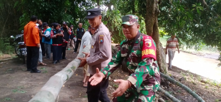 Sinergi, Polisi Bersama TNI dan Warga Bersihkan Sisa Material Banjir di Probolinggo