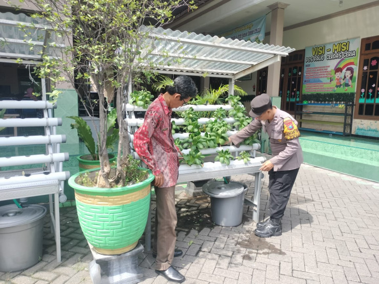 Bhabinkamtibmas Desa Tenggulunan Berikan Penyuluhan Hidroponik untuk Dukung Ketahanan Pangan
