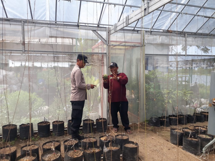 Bhabinkamtibmas Desa Kalanganyar Tinjau Lahan Ketahanan Pangan untuk Budidaya Melon