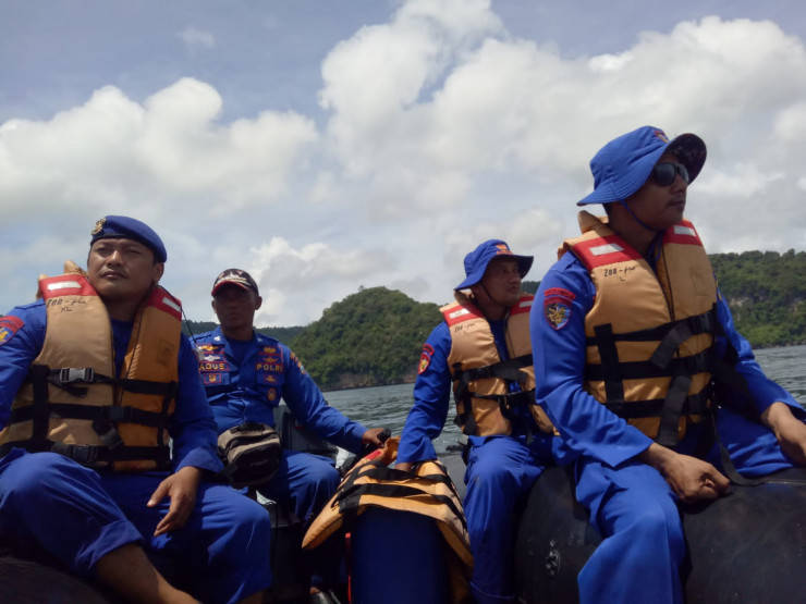 Tanggap Bencana, Polres Jember Lakukan Mitigasi Banjir Rob