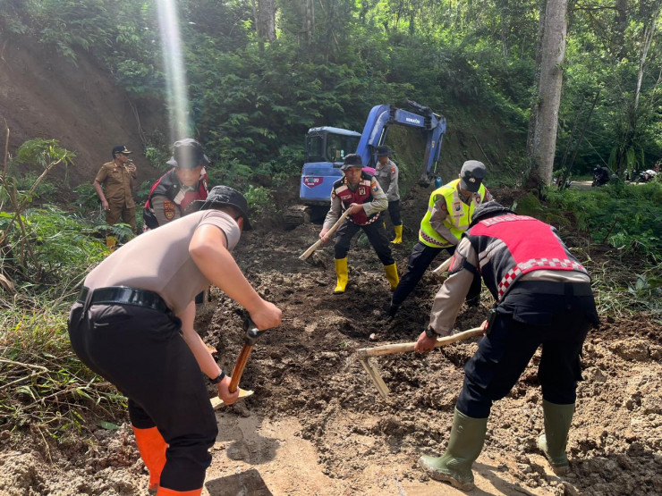Polres Batu Terjunkan Puluhan Personel Tangani Longsor di Ngantang, Akses Malang - Blitar Kembali Lancar