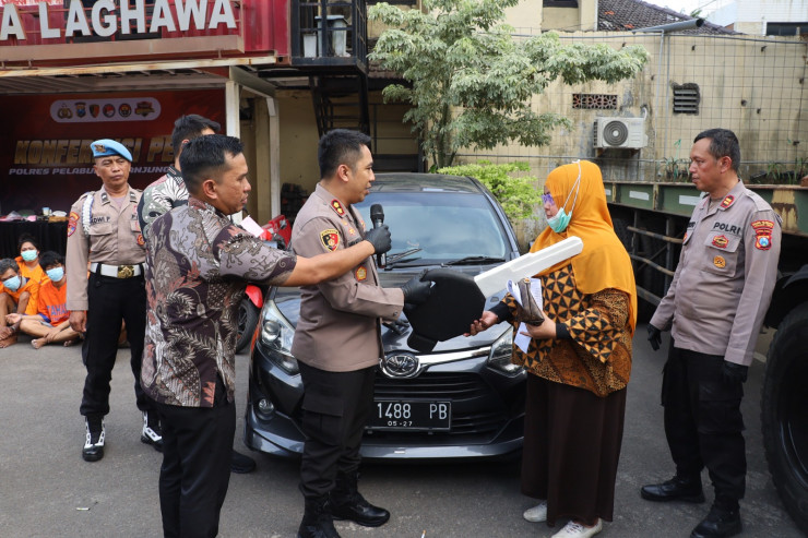 Senyum Sumringah Korban Curanmor Saat Polres Pelabuhan Tanjungperak Temukan dan Kembalikan Kendaraan yang Hilang