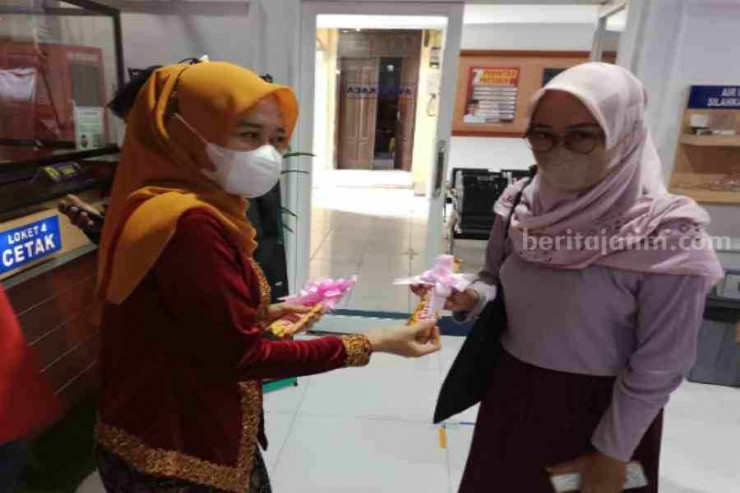 Hari Ibu, Polwan Polres Ponorogo Berkebaya Beri Hadiah Coklat Kaum Perempuan Pemohon SIM