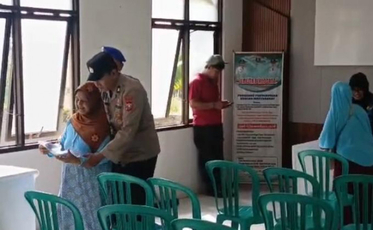 Tuai Pujian Aksi Humanis Polsek Geneng Bantu Lansia yang Antri Terima PKH Plus di Ngawi