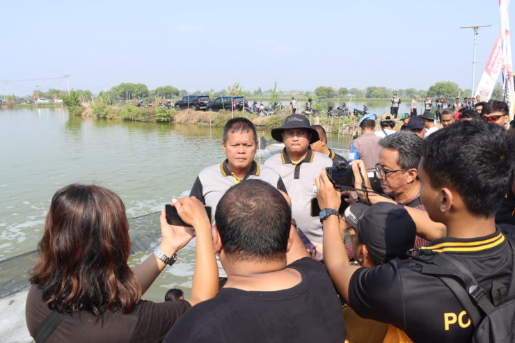 Polisi Sidoarjo Panen Ikan bersama Warga di Tambak Banjarpanji