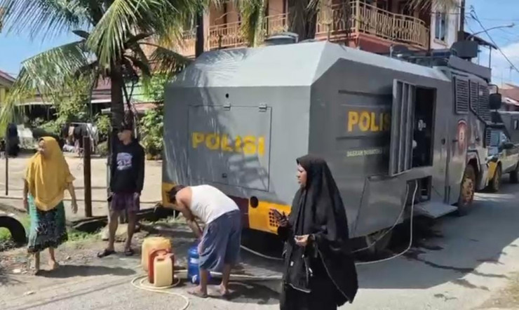 Polri dan BPBD Kota Padang Salurkan Air Bersih ke Lokasi Terdampak, Pastikan Kebutuhan Warga Terpenuhi