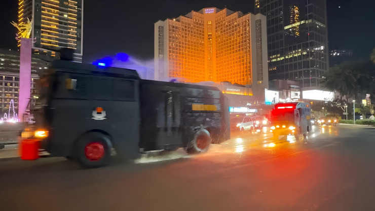 Polri Kerahkan Water Cannon dan Bagikan Masker, Layani Masyarakat Terdampak Material Erupsi Gunung Anak Krakatau