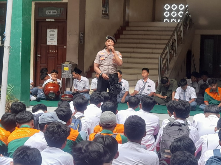 Polsek Tulangan Beri Pembinaan Pelajar SMK Persatuan 2, Wujudkan Generasi Disiplin dan Tangguh