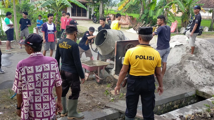 Kompak, Polisi di Ponorogo bersama TNI dan Warga Bedah Rumah Mbah Ponirah yang Hidup Sebatangkara