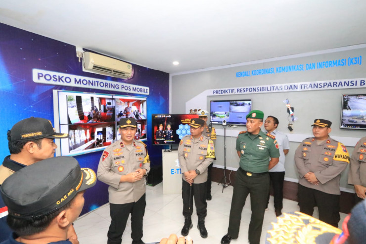 Sapa Petugas Pam Melalui Monitoring Pos Mobile,Waka Polda Jatim Minta Antisipasi Kepadatan Lalin di Lamongan