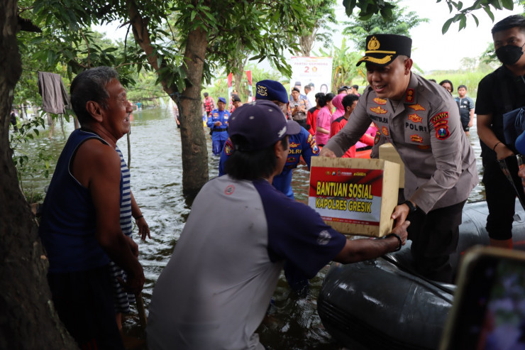 Sinergitas, Polres Gresik Bersama Forkopimda Berikan Bantuan Untuk Warga Terdampak Banjir