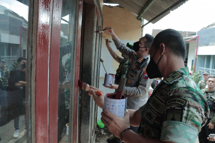 Salut, Sinergitas Polresta Malang Kota Bersama Kodim 0833 dan Relawan Bedah Rumah Disabilitas