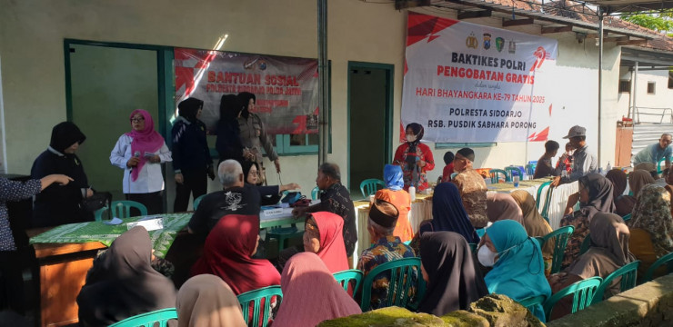 Isi Hari Bhayangkara Ke-79, Polresta Sidoarjo Gelar Pengobatan Gratis dan Bagikan Sembako di Balongbendo