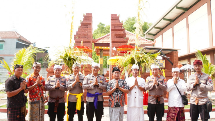 Prosesi Melaspas Pura Kertha Bumi Bhayangkara di Polresta Sidoarjo