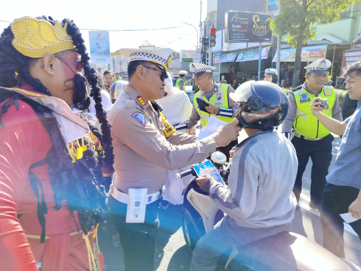 Polres Ngawi  Libatkan  Tokoh Wayang Saat Operasi Patuh Semeru 2024 Ajak Masyarakat Tertib Lalin