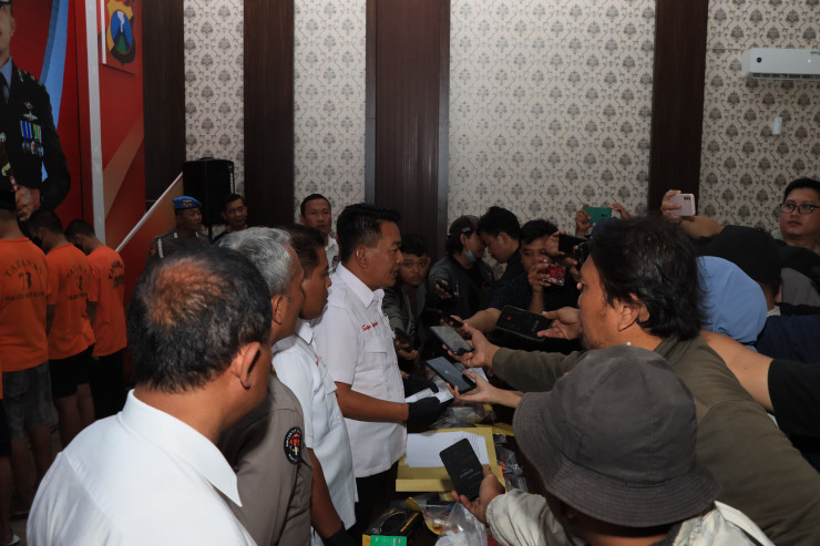 Polres Kediri Kota Amankan Tersangka Jual Miras Oplosan Es Moni yang Viral di Medsos