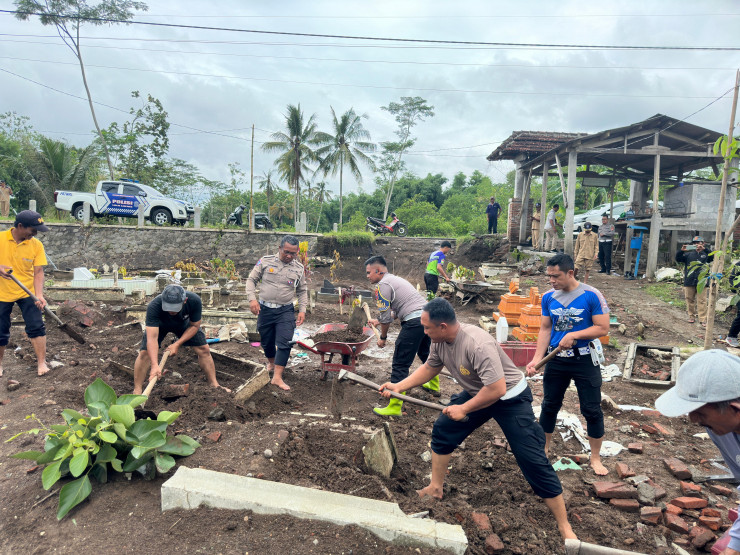 Gotong Royong Polisi Bersama Warga Perbaiki Makam yang Rusak Akibat Banjir di Blitar