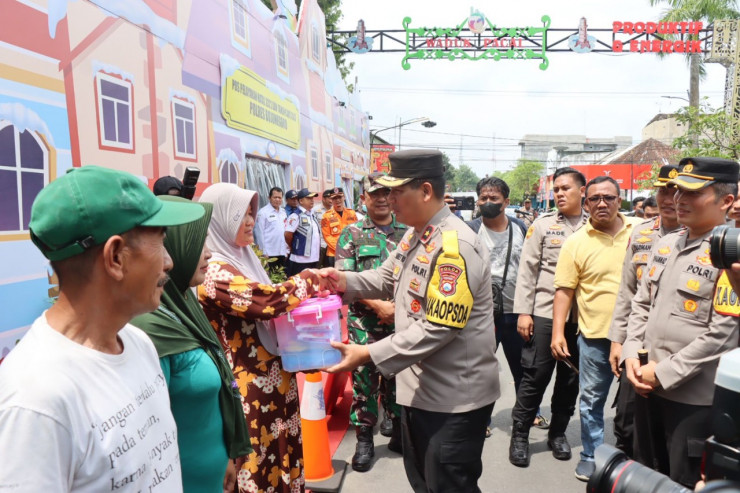 Kunjungi Pos Pam di Bojonegoro, Wakapolda Jatim Berbagi Bingkisan Untuk Warga dan Petugas