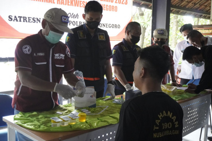 Jelang Nataru, Polres Bojonegoro Gelar Tes Urine di Terminal Bus Rajekwesi