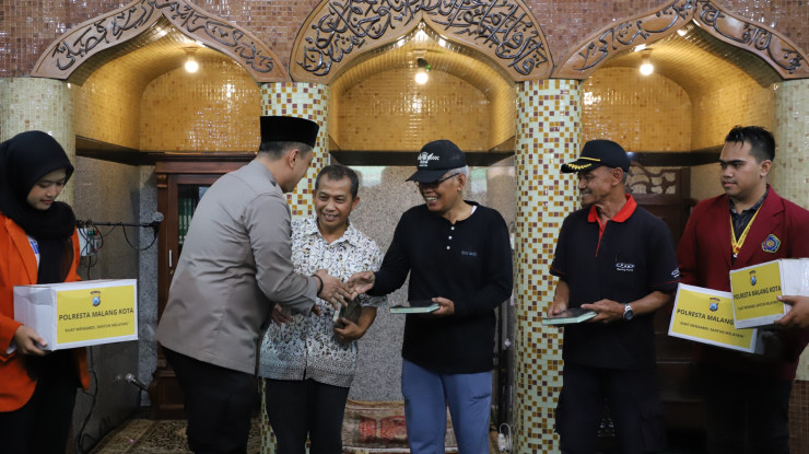 Baksos Polri Presisi Polresta Malang Kota Bersama Mahasiswa Bersihkan Masjid Hingga Beri Bantuan Sembako