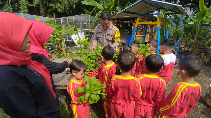 Polsek Waru Dampingi Warga Desa Kureksari dalam Pengelolaan Sayur Hidroponik