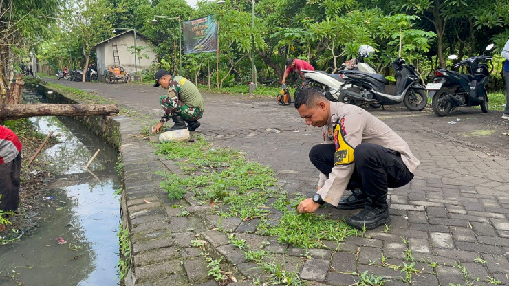 Antisipasi Banjir, Anggota Polsek Buduran dan Koramil Buduran Bersama Warga Kerja Bakti Bersihkan Sungai