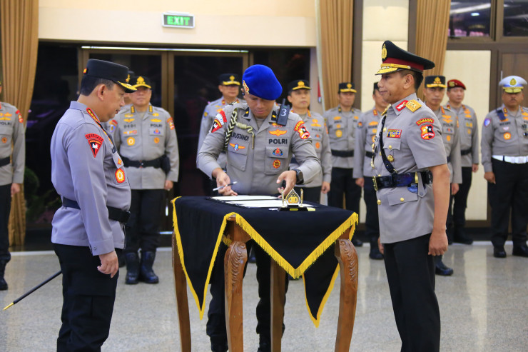 Pelantikan Astamaops Kapolri, Komjen Pol Imam Sugianto Serah Terima Jabatan kepada Irjen Pol Akhmad Wiyagus