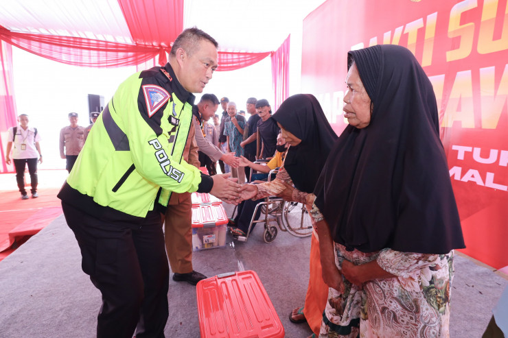 Patroli Jarak Jauh Naik Motor Kapolda Jatim Beri Bantuan Sembako Untuk Warga di Malang