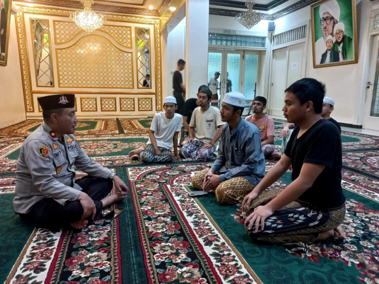 Kapolres Pasuruan Kota Lunasi Biaya Sekolah Anak Korban Laka Kereta Api