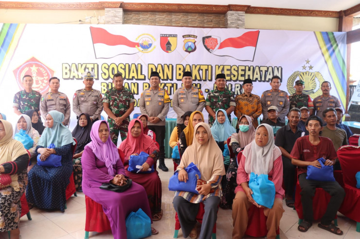 TNI-Polri Gelar Bakti Sosial dan Kesehatan di Desa Kedungcangkring Jabon