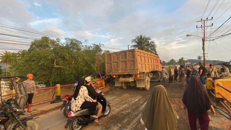 Kolaborasi Polri dan Masyarakat Sukses Pulihkan Jembatan Pandan Tapanuli Tengah