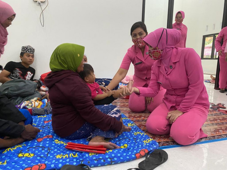 Forkopimda Jatim Cek Lokasi Pengungsian dan Berikan Bansos Untuk Warga Terdampak APG