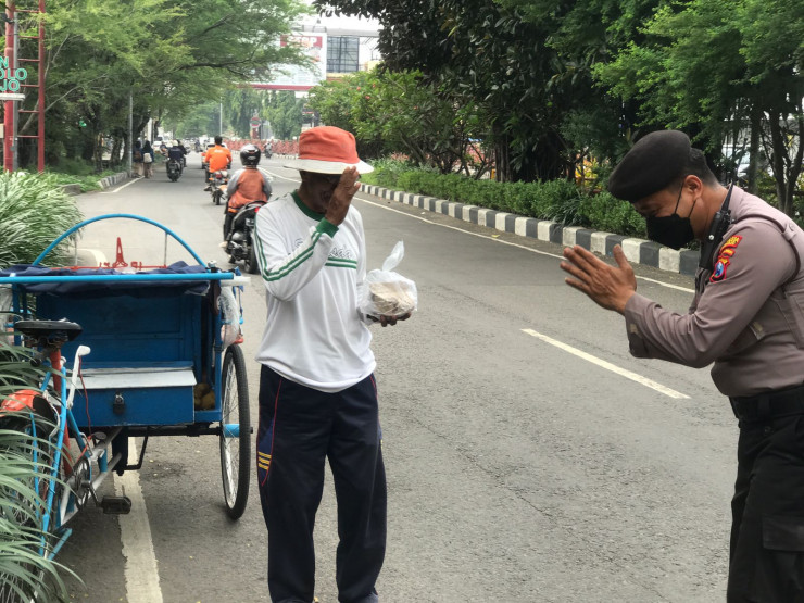 Anggota Samapta Polresta Sidoarjo, Sampaikan Himbauan Kamtibmas dan Berbagi