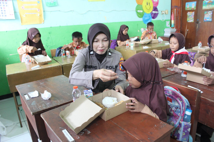 Sukseskan Asta Cita, Polres Probolinggo Berbagi Makanan Bergizi Untuk Pelajar Sekolah Dasar