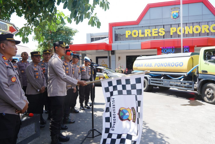 Polisi Beri Bantuan Air Bersih Untuk Ratusan Warga di 4 Desa Wilayah Ponorogo