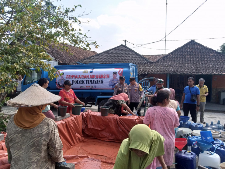 Polisi Salurkan Air Bersih Untuk Warga Desa yang Kekeringan di Bojonegoro