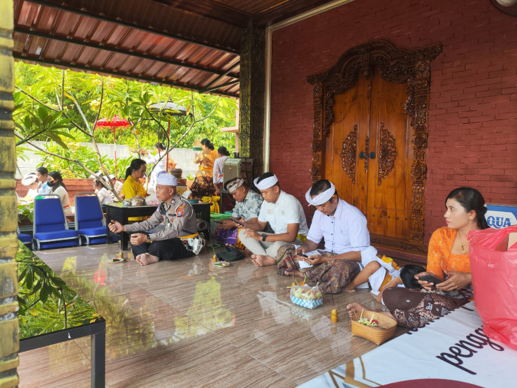 Polresta Sidoarjo Gelar Hari Raya Kuningan di Pura Kertha Bumi Bhayangkara