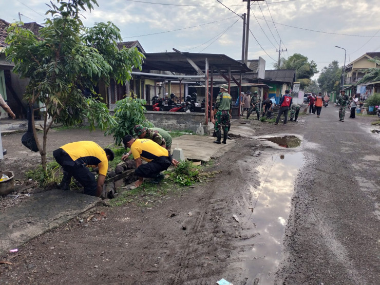 Forkopimka Krembung Ajak Warga Kerja Bakti Antisipasi Dampak Cuaca Ekstrem