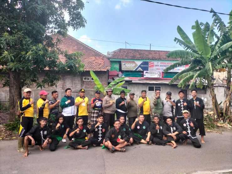 Sinergitas TNI-Polri dan Perangkat Desa Tanggulangin ajak Paguyuban Silat Kerja Bakti