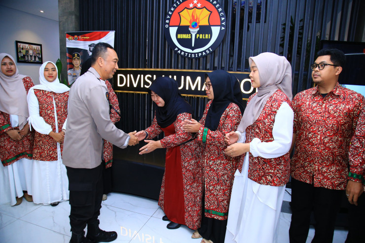 Jelang HUT Humas Polri, Irjen Pol Sandi Berangkatkan Anggotanya Umroh