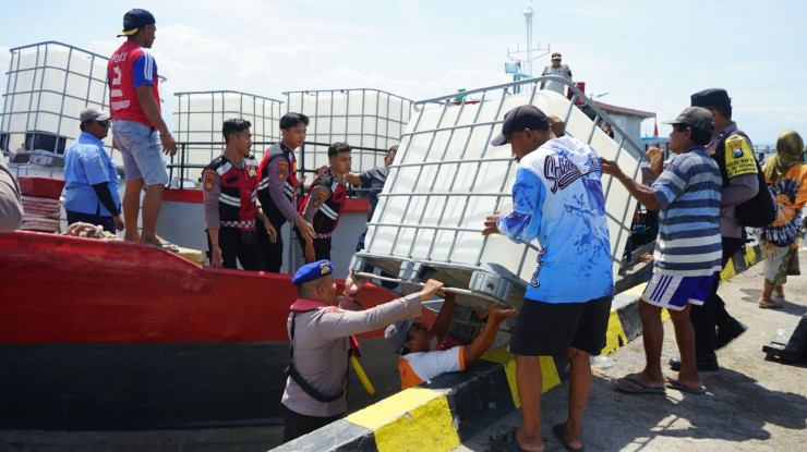 Polres Probolinggo Kota Distribusikan Bantuan 10 Ribu Liter Air Bersih untuk Warga Gili Ketapang