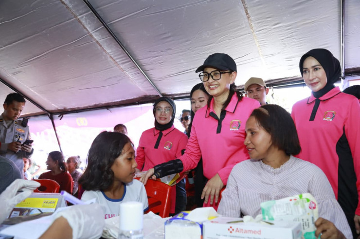 Ketua Umum Bhayangkari Gelar Bakti Sosial dan Bakti Kesehatan bagi Pengungsi Gempa Flores