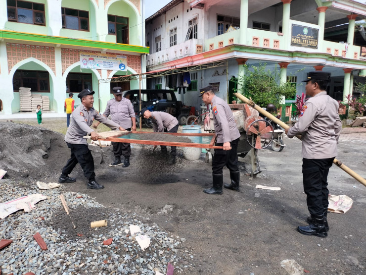 Polisi Bersama Warga Kompak Bantu Pembangunan Gedung Ponpes di Karangan