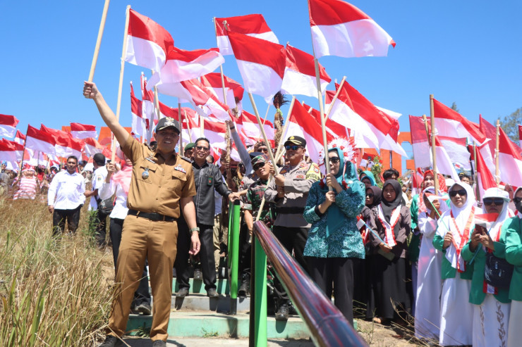 Sambut Hari Kemerdekaan RI ke 79, Polres Bondowoso bersama Pemkab Kibarkan 1.000 Bendera Merah Putih di Kawah Wurung