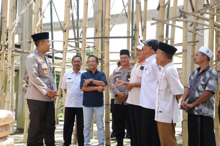 Polres Kediri Salurkan Puluhan Karung Semen Dukung Pembangunan Masjid