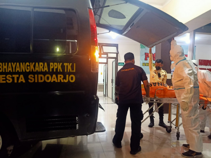 Ambulan Poliklinik Polresta Sidoarjo Turut Bawa Korban Meninggal Dunia dari Ponpes Buduran