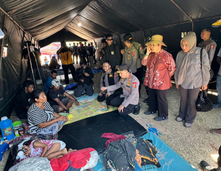 Polri Perkuat Penanganan Gempa NTT, Kapolri Tinjau Lokasi Terdampak dan Serahkan Bantuan