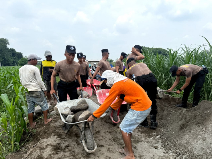 Siswa Diktukba SPN Polda Jatim Beri Manfaat Nyata, Bantu Pembangunan Akses Jalan Petani di Kediri