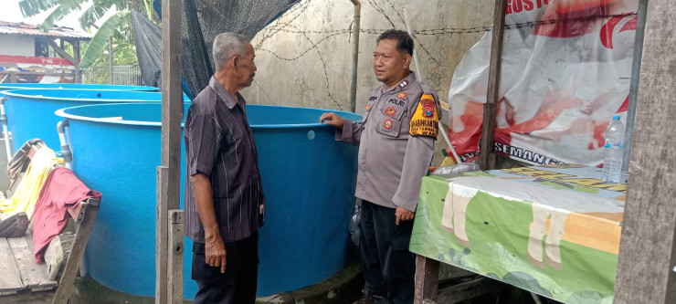 Bhabinkamtibmas Desa Tambak Sawah Tinjau Budidaya Ikan Lele Dukung Program P2B